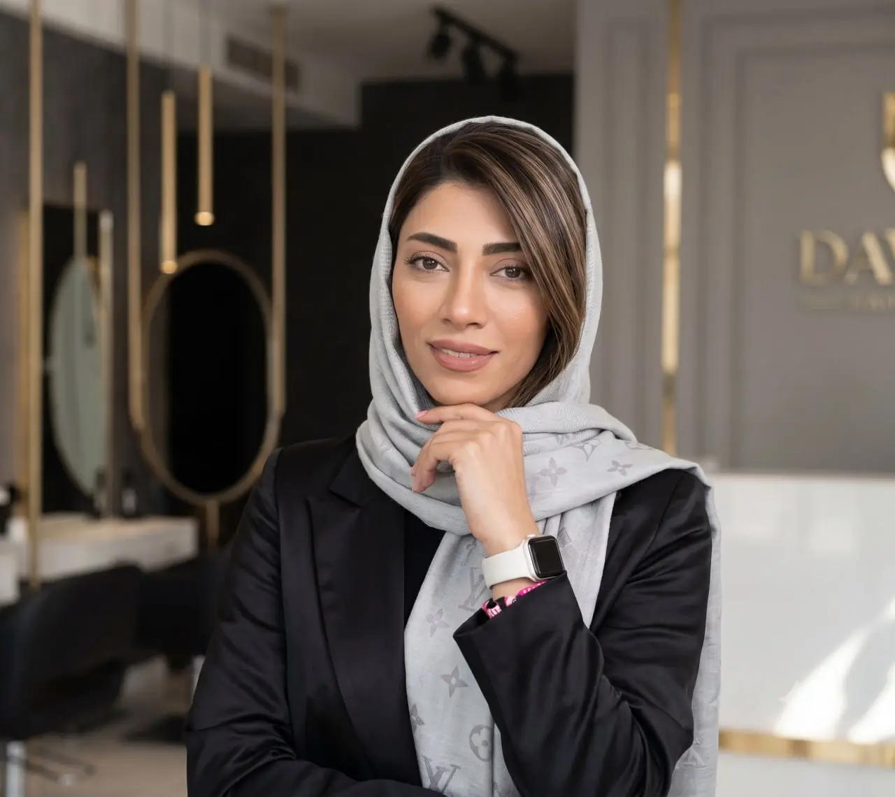 غزاله احمدزاده در فضای سالن